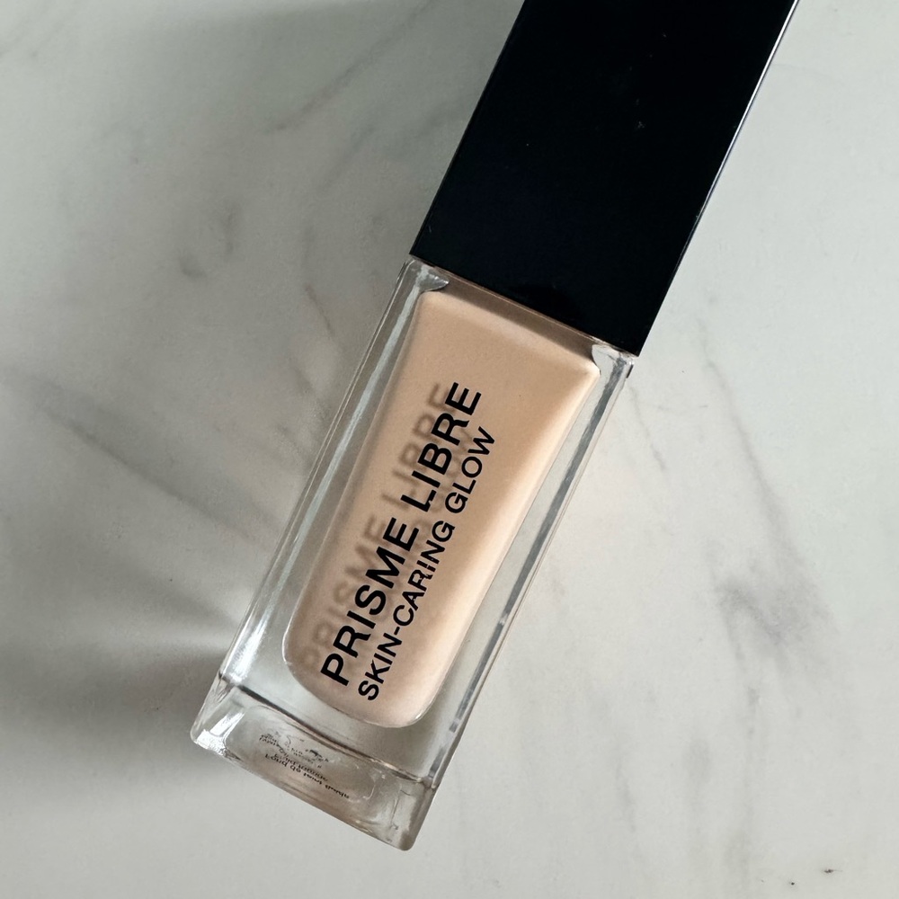 Givenchy Prisme Libre Skin-caring glow foundation 1-N95